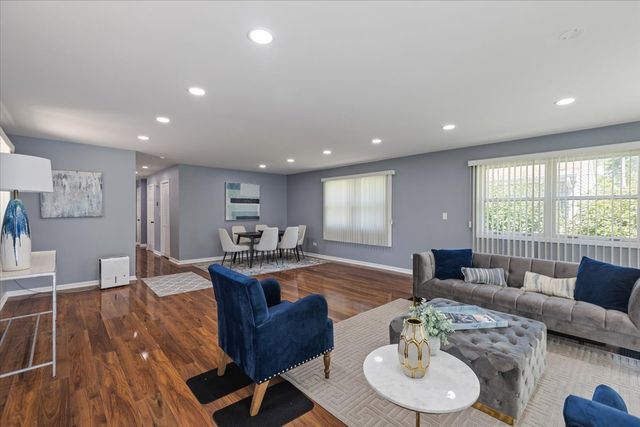 2306 Dove Street, Rolling Meadows, IL 60008