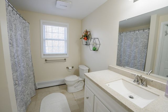 11 Lauren Ln, Sturbridge, MA 01518