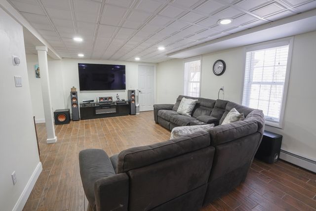 11 Lauren Ln, Sturbridge, MA 01518