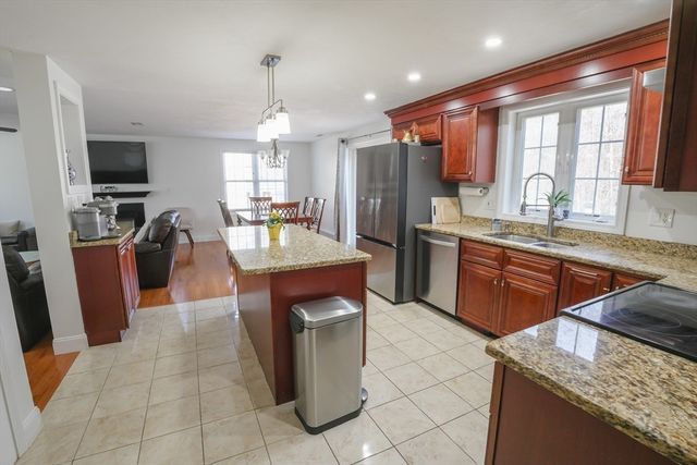 11 Lauren Ln, Sturbridge, MA 01518