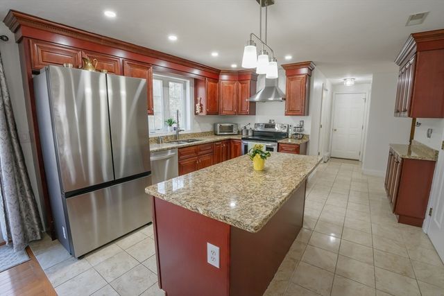 11 Lauren Ln, Sturbridge, MA 01518