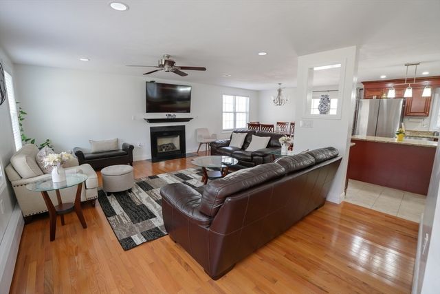 11 Lauren Ln, Sturbridge, MA 01518