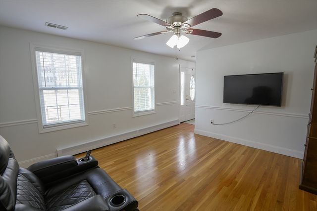 11 Lauren Ln, Sturbridge, MA 01518