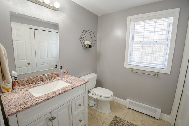 11 Lauren Ln, Sturbridge, MA 01518