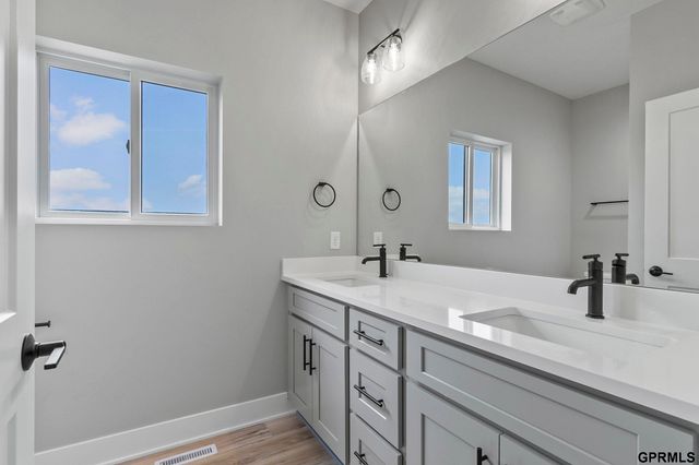 435 N 105th Street, Lincoln, NE 68527