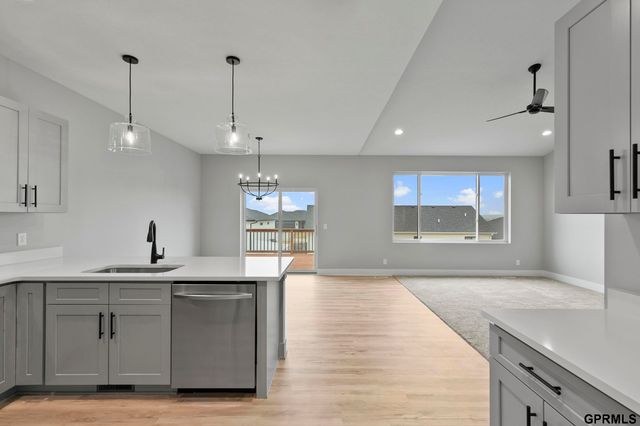 435 N 105th Street, Lincoln, NE 68527