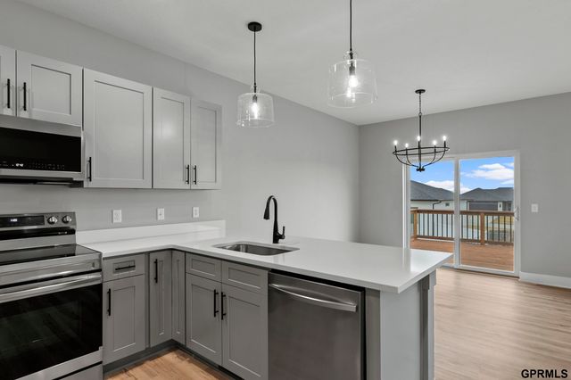 435 N 105th Street, Lincoln, NE 68527