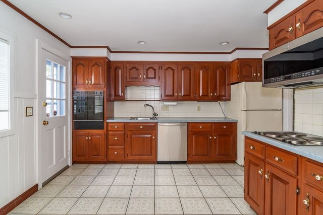 84 Pleasant St, Natick, MA 01760