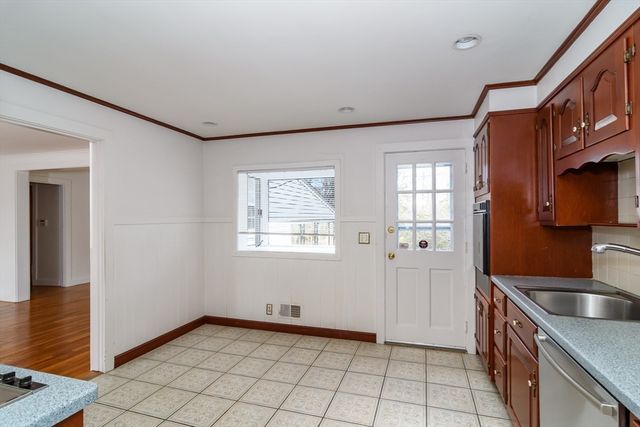 84 Pleasant St, Natick, MA 01760