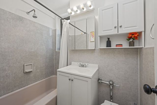 61 Oliver St Apt 2V, New York City, NY 11209