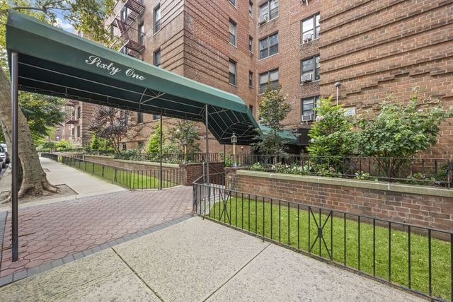 61 Oliver St Apt 2V, New York City, NY 11209