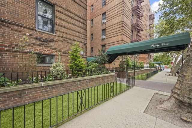 61 Oliver St Apt 2V, New York City, NY 11209