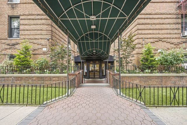 61 Oliver St Apt 2V, New York City, NY 11209