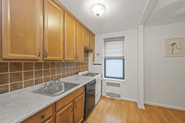 61 Oliver St Apt 2V, New York City, NY 11209