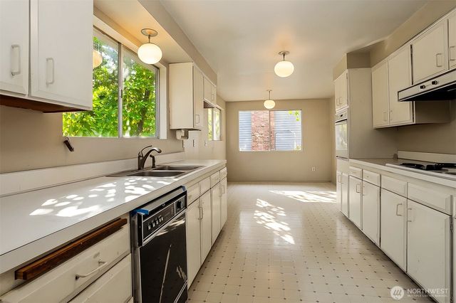 5210 NE 190th Street, Lake Forest Park, WA 98155