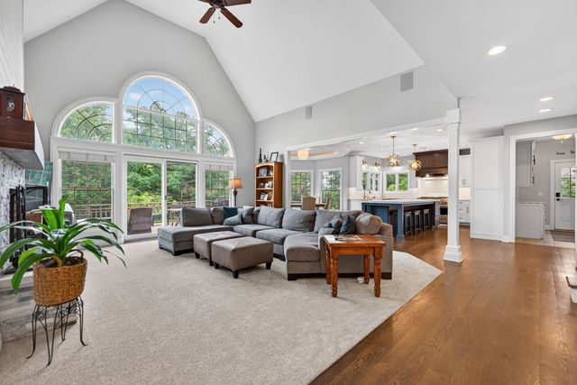1804 Black Oak Drive, Mchenry, IL 60050