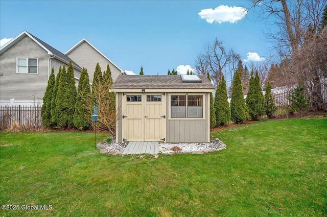 8 Michael Drive, Halfmoon, NY 12118