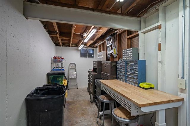 9801 E 33rd Street S, Independence, MO 64052