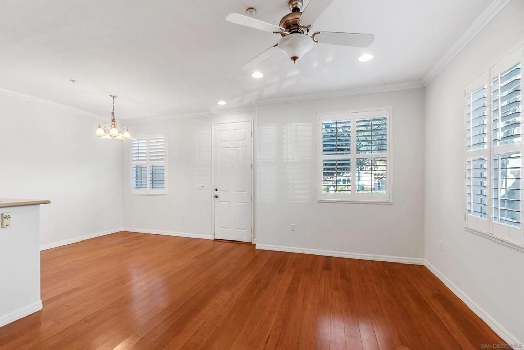 Image 8 of property listing at 2185 Caminito Rinaldo 118, Chula Vista, CA 91915