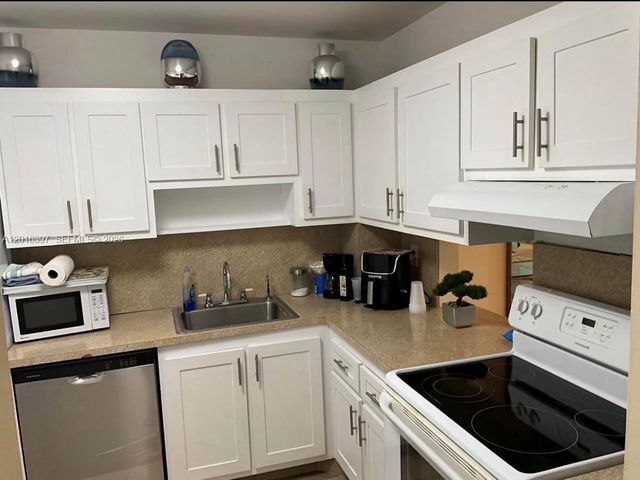151 Berkley Rd 303, Hollywood, FL 33024