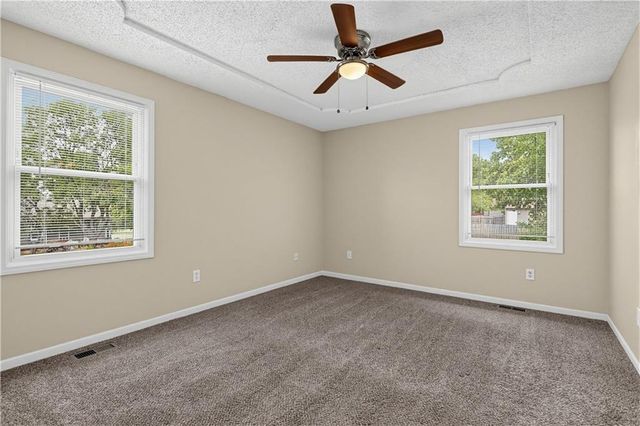 2129 Sunset Circle, Pleasant Hill, MO 64080