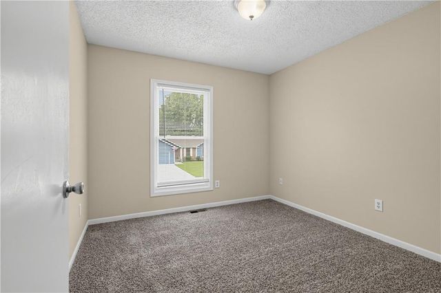 2129 Sunset Circle, Pleasant Hill, MO 64080