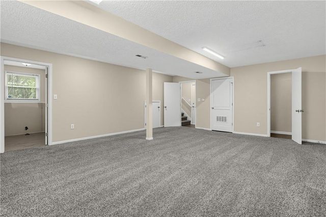 2129 Sunset Circle, Pleasant Hill, MO 64080