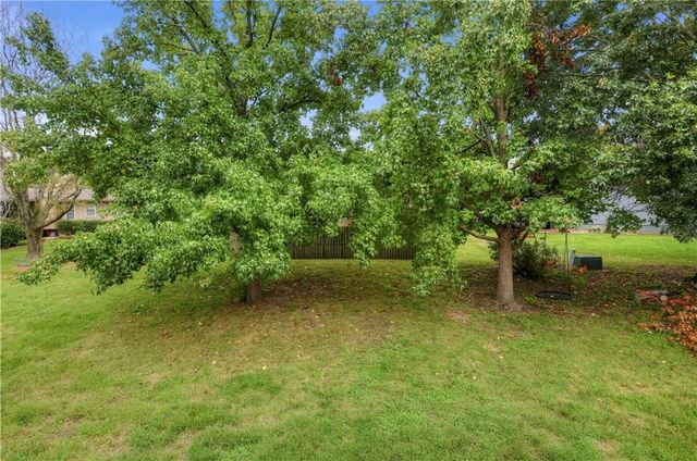 2129 Sunset Circle, Pleasant Hill, MO 64080