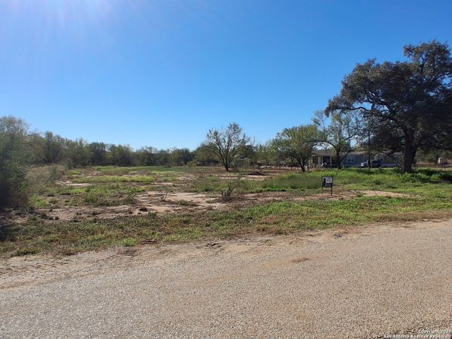 105 County Road 2671, Devine, TX 78016