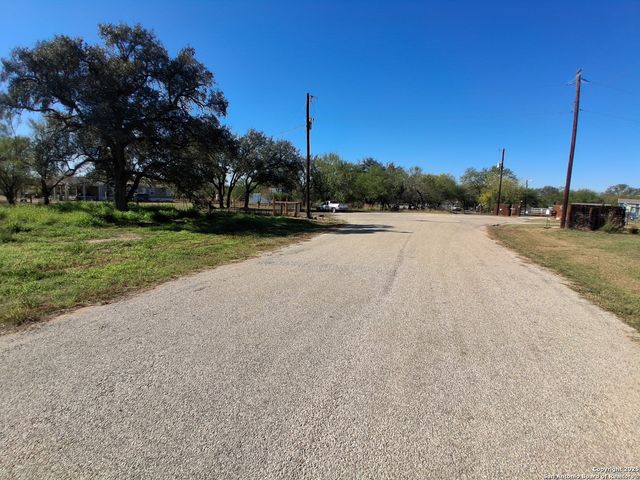 105 County Road 2671, Devine, TX 78016