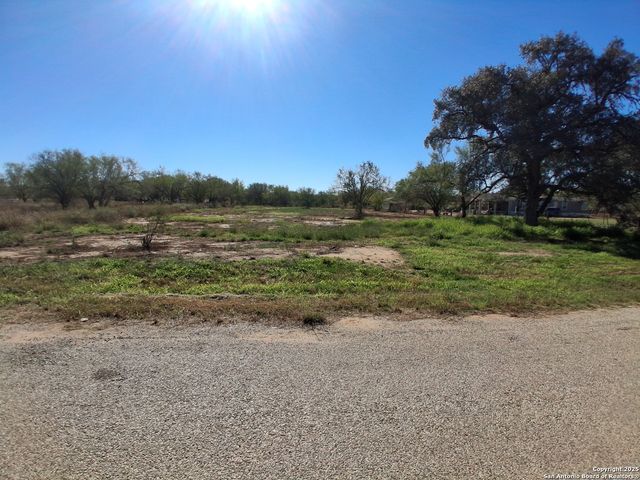 105 County Road 2671, Devine, TX 78016