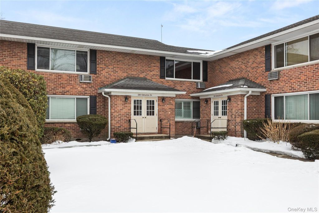 326 Edmunton Drive L7, North Babylon, NY 11703