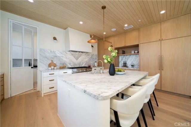 831 Teakwood Road, Los Angeles, CA 90049