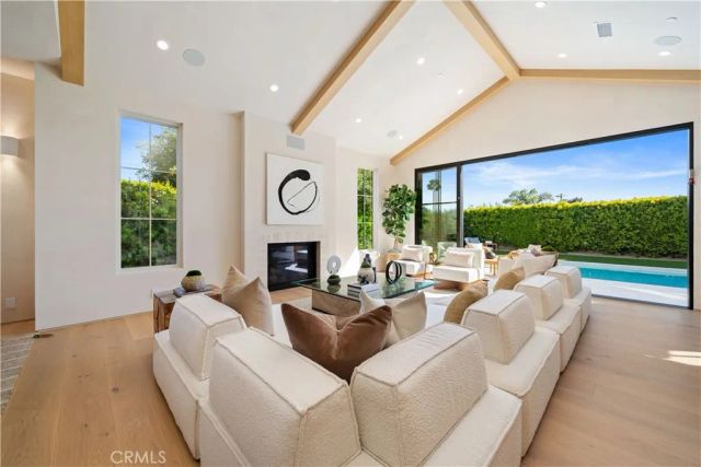 831 Teakwood Road, Los Angeles, CA 90049