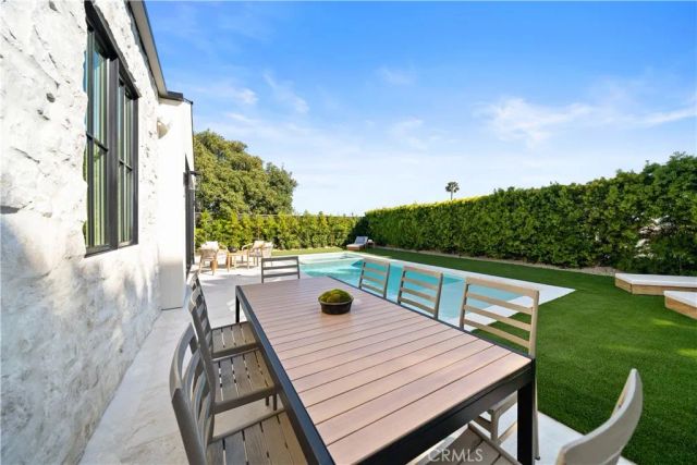 831 Teakwood Road, Los Angeles, CA 90049
