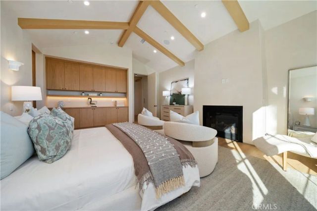 831 Teakwood Road, Los Angeles, CA 90049