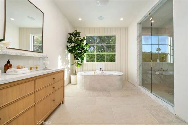 831 Teakwood Road, Los Angeles, CA 90049