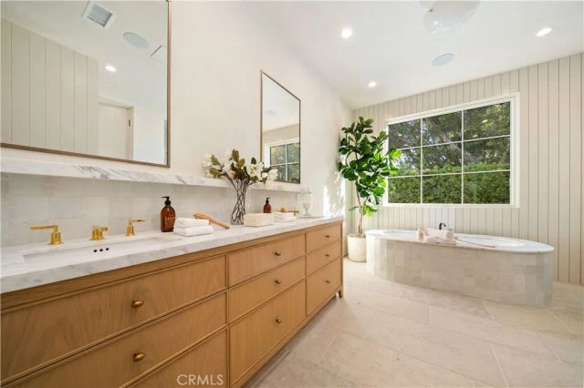 831 Teakwood Road, Los Angeles, CA 90049