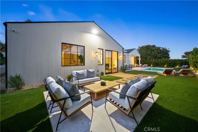 831 Teakwood Road, Los Angeles, CA 90049