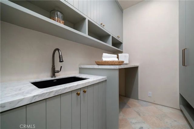 831 Teakwood Road, Los Angeles, CA 90049