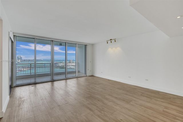 848 Brickell Key Dr 3206, Miami, FL 33131