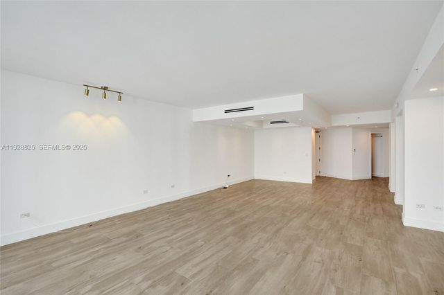 848 Brickell Key Dr 3206, Miami, FL 33131