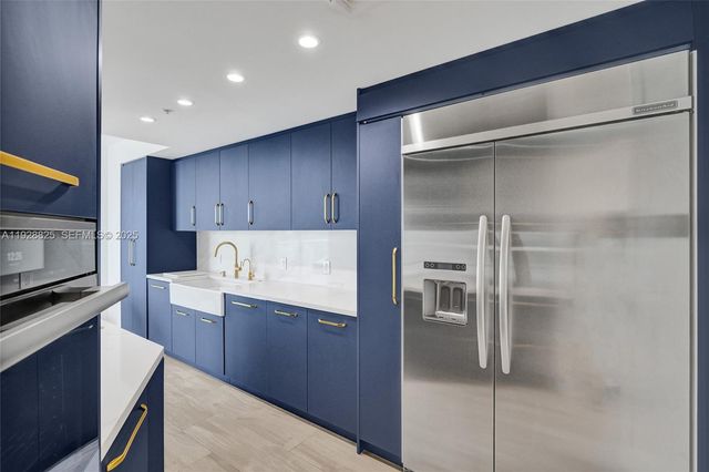 848 Brickell Key Dr 3206, Miami, FL 33131