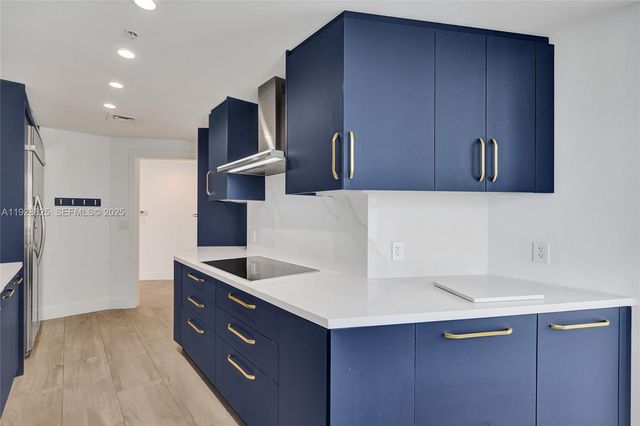 848 Brickell Key Dr 3206, Miami, FL 33131