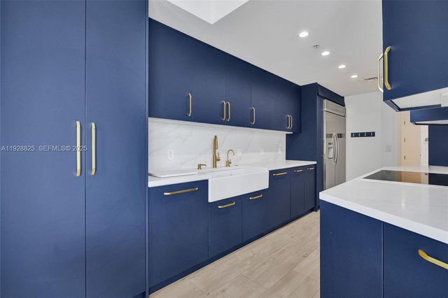 848 Brickell Key Dr 3206, Miami, FL 33131