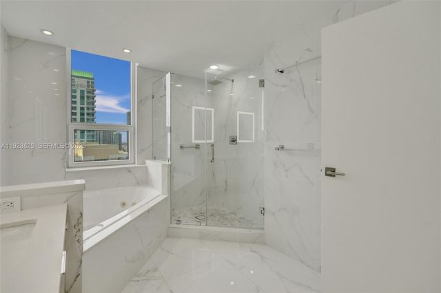 848 Brickell Key Dr 3206, Miami, FL 33131