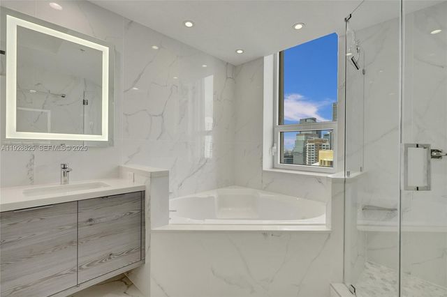 848 Brickell Key Dr 3206, Miami, FL 33131