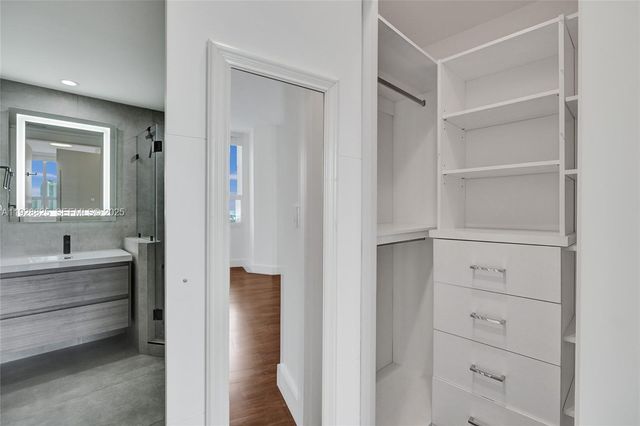 848 Brickell Key Dr 3206, Miami, FL 33131