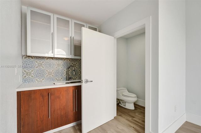 848 Brickell Key Dr 3206, Miami, FL 33131