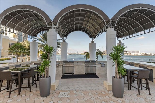 848 Brickell Key Dr 3206, Miami, FL 33131